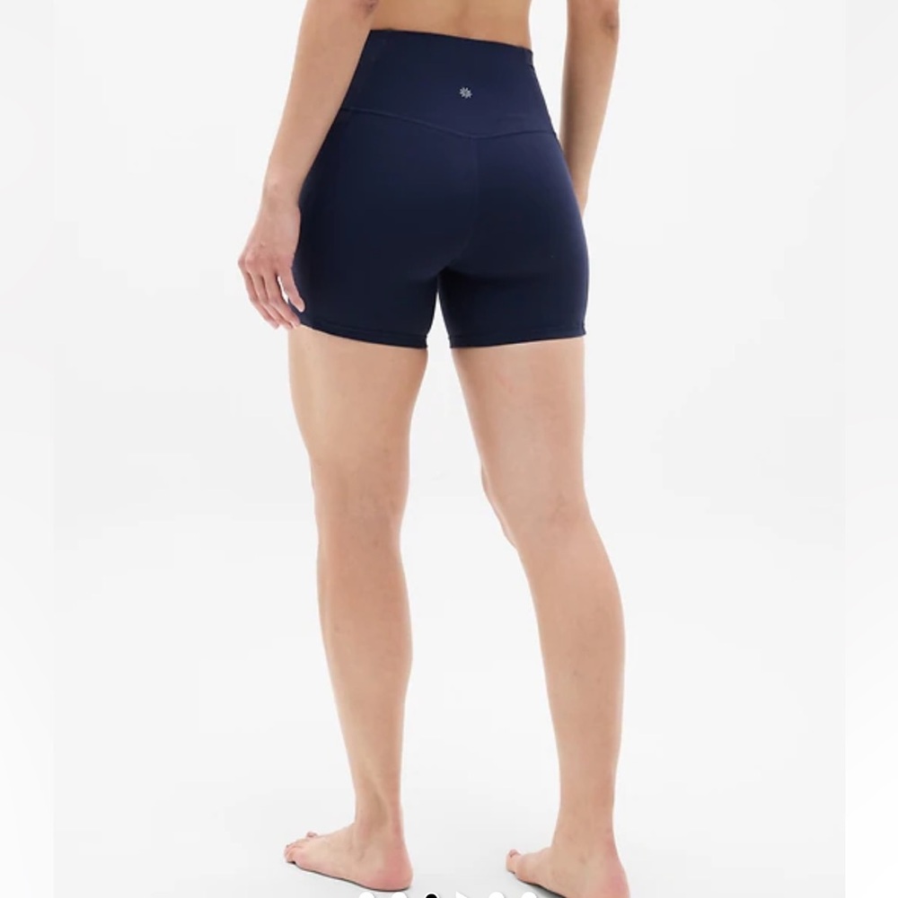 Athleta Navy 5” sun salutation stash biker shorts Medium